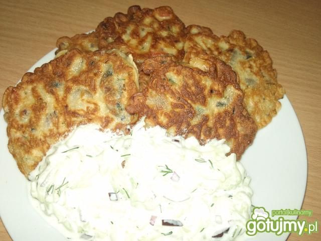 Placuszki z pieczarkami podane z sosem Placuszki z pieczarkami podane z sosem