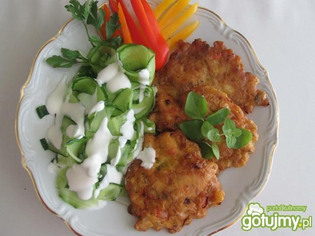 Placuszki z piersi kurczaka z ogórkami