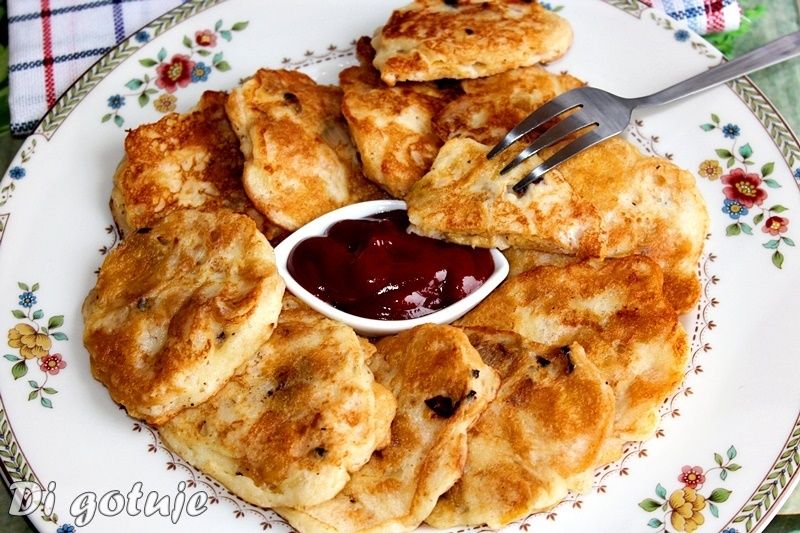 Placuszki z płatkami kukurydzianymi i cebulą