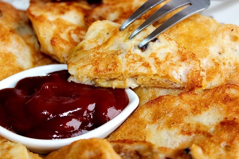 Placuszki z płatkami kukurydzianymi i cebulą