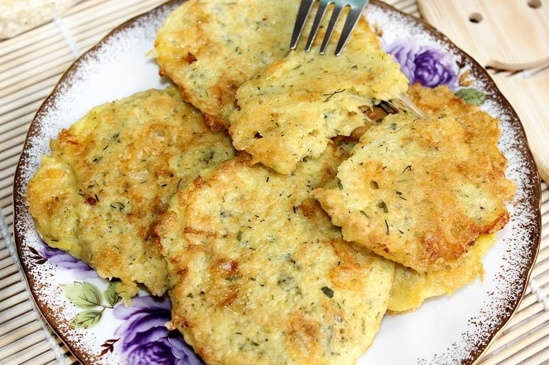 Placuszki z płatków jaglanych z żółtym serem Placuszki z płatków jaglanych z żółtym serem