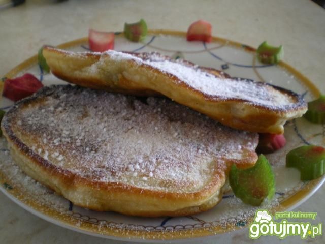 Placuszki z rabarbarem na śmietanie Placuszki z rabarbarem na śmietanie