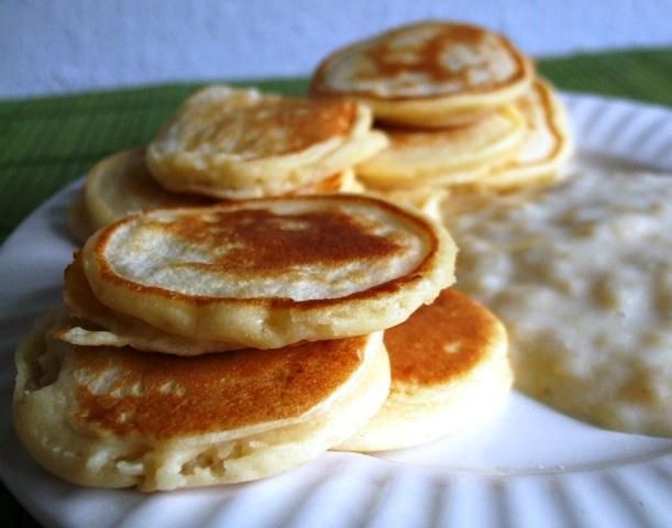 Placuszki z ricottą i sosem bananowym