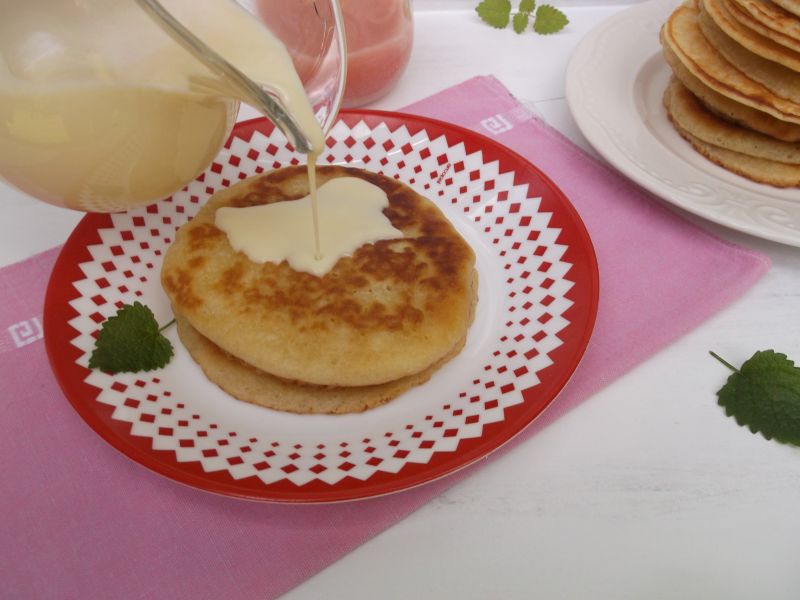 Placuszki z sosem z białej czekolady Placuszki z sosem z białej czekolady