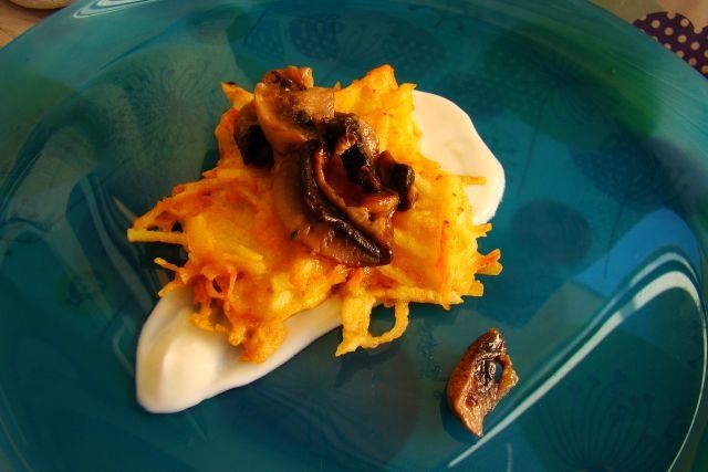 Placuszki z ziemniaków z maślanymi pieczarkami 