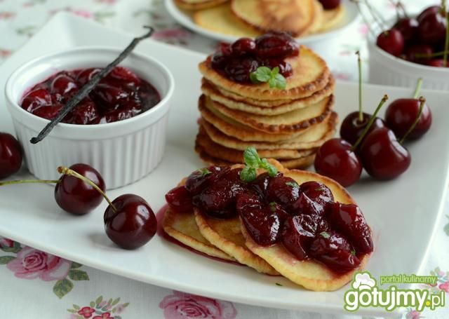 Placuszki ze smażonymi czereśniami Placuszki ze smażonymi czereśniami