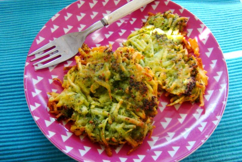 Placuszki ziemniaczane z pokrzywą i czosnkiem