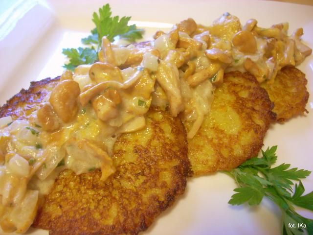 Placuszki ziemniaczane z sosem kurkowym