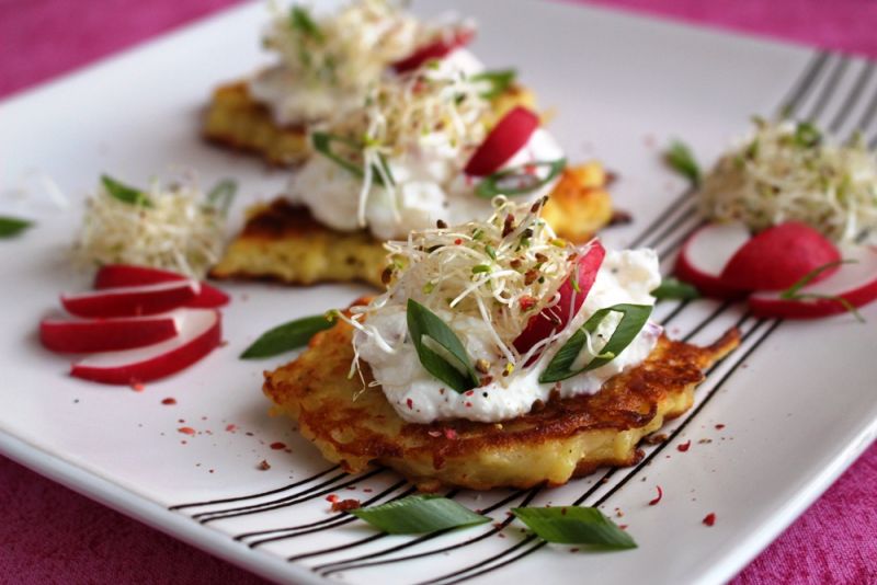 Placuszki ziemniaczane z twarożkiem i kiełkami Placuszki ziemniaczane z twarożkiem i kiełkami