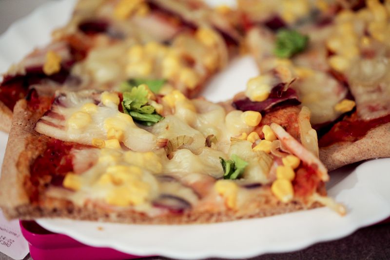 Płaski placek z wieprzowiną i serem