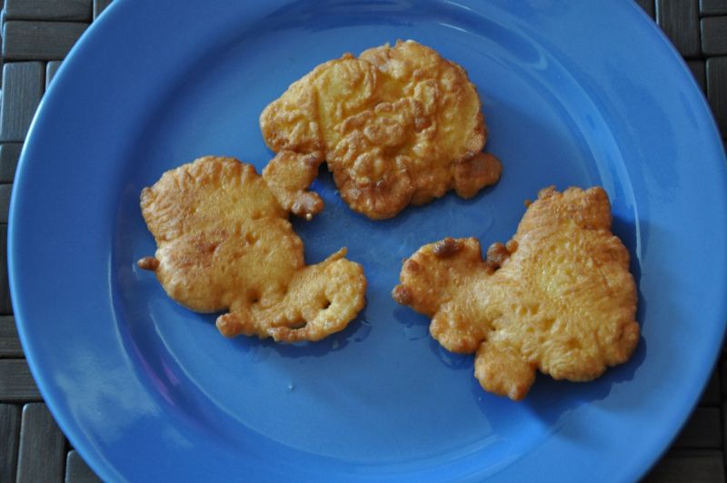 Plasterki jabłek w cieście naleśnikowym