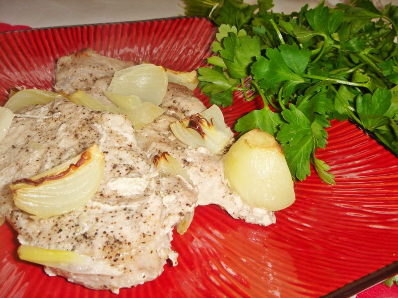 Plastry schabu pieczone z cebulą Plastry schabu pieczone z cebulą