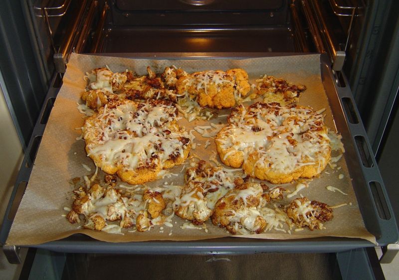 Plastry z kalafiora zapiekane w piekarniku