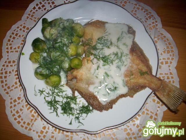 Płastuga w sosie koperkowym z brukselką