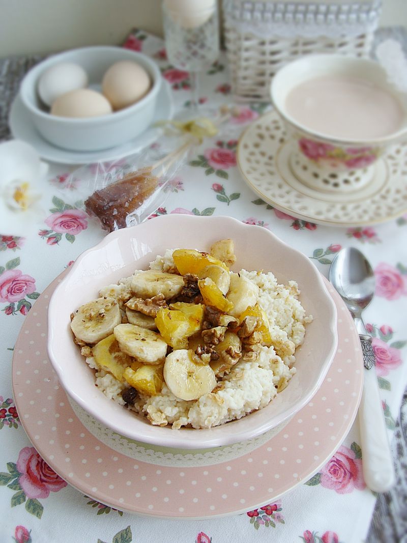Płatki jaglane z karmelizowanymi owocami