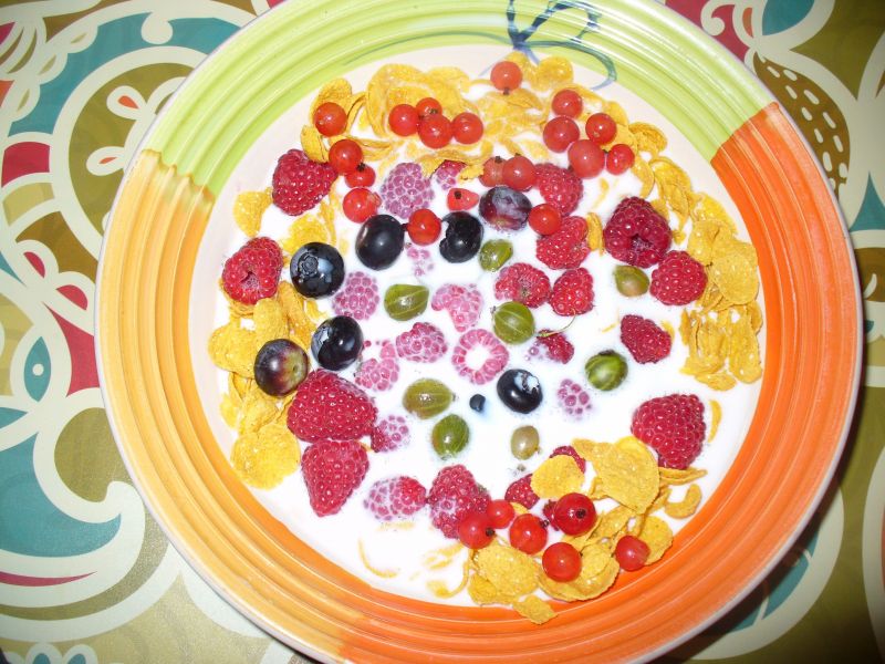 Płatki kukurydziane z owocami Płatki kukurydziane z owocami