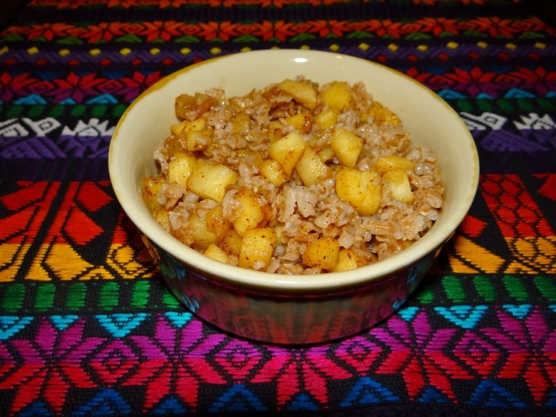 Płatki orkiszowe z jabłkiem i cynamonem Płatki orkiszowe z jabłkiem i cynamonem