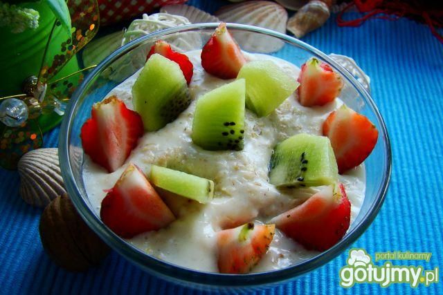 Płatki owsiane na mleczku z owocami 
