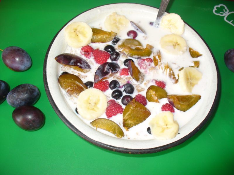 Płatki pszenne ze śliwkami, bananami i malinami Płatki pszenne ze śliwkami, bananami i malinami