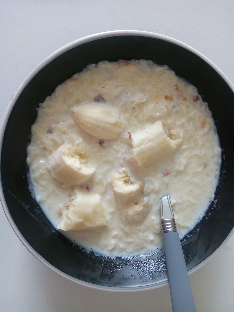 Platki ryżowe na mleku z bananami