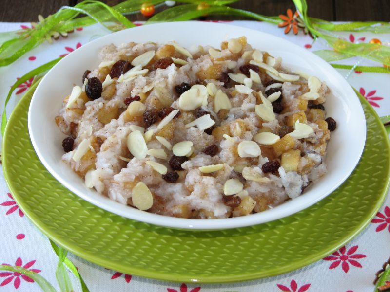 Płatki ryżowe z jabłkami i bakaliami
