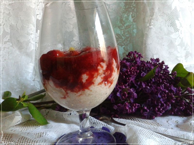 Płatki ryżowe z karmelizowanymi truskawkami  