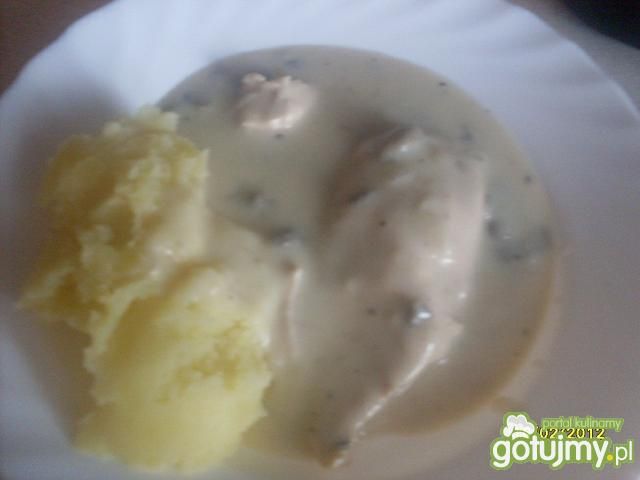 Płaty fileta w kremowym sosie pieczarkow Płaty fileta w kremowym sosie pieczarkow
