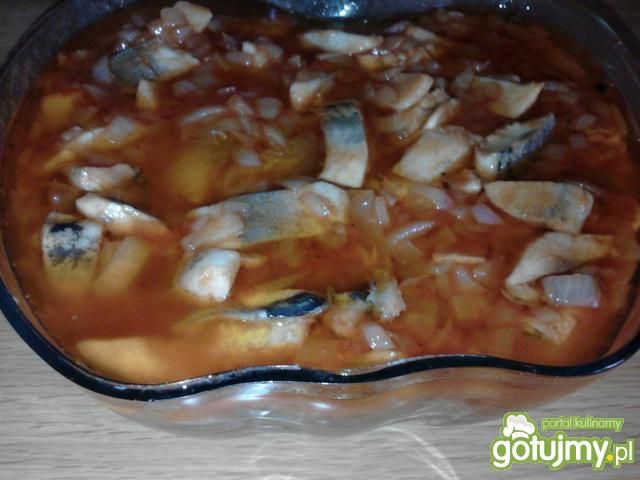 Płaty śledziowe w zalewie pomidorowej