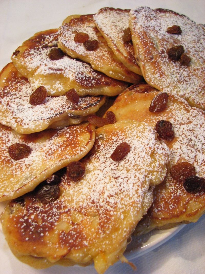 Plcuszki drożdżowe z jabłkiem i rodzynkami