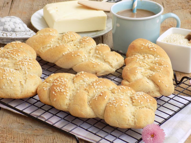 Plecione bułki z mąką owsianą i sezamem  Plecione bułki z mąką owsianą i sezamem