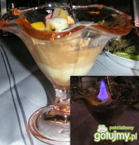 Płonące lody z owocami