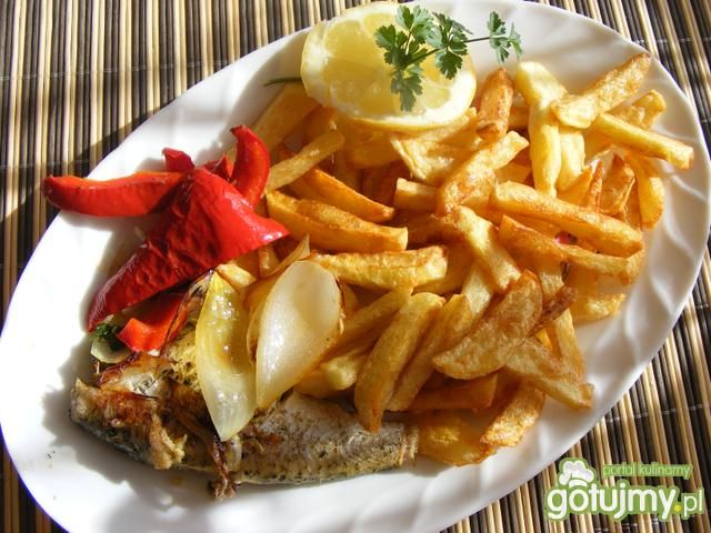 Płotki z frytkami i surówką.