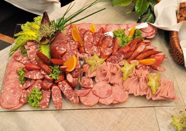 Płyta z wędlinami