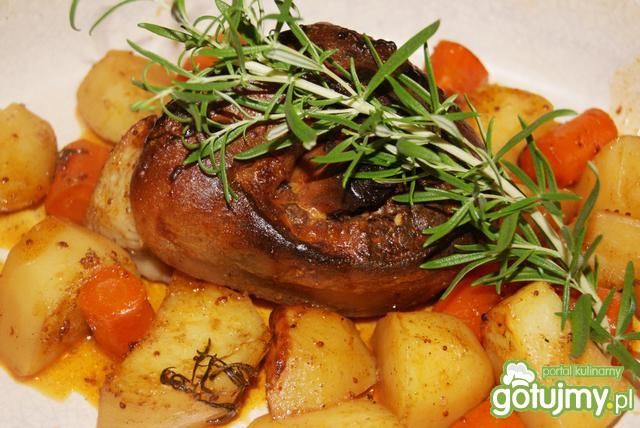 Podchmielona golonka z marchewką 