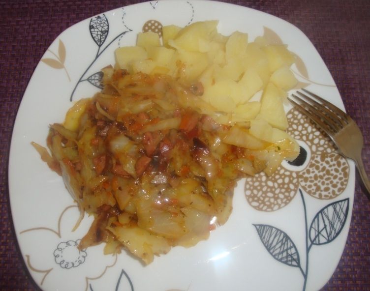 Podduszona kapusta z zielem angielskim