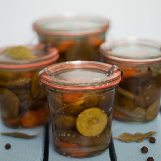 Podgrzybek marynowany z cebulką i marchewką