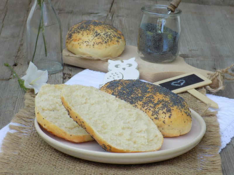 Podłużne drożdżowe bułeczki z oliwą i makiem 