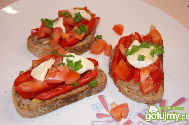 Podpiekany chlebek z dodatkami Podpiekany chlebek z dodatkami