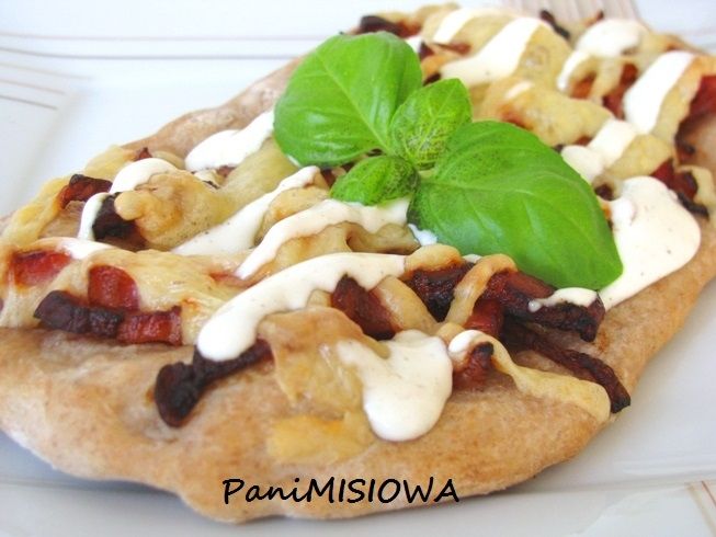 Podpłomyk z boczkiem i jogurtowym sosem czosnkowym Podpłomyk z boczkiem i jogurtowym sosem czosnkowym