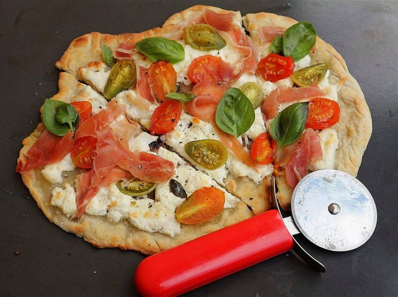 Podpłomyk z burratą, prosciutto i pomidorkami