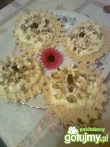 Podpłomyki z kremem i prażonymi orzecham