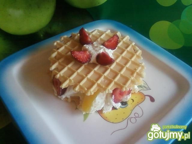 Podpłomyki z owocami i serkiem. Podpłomyki z owocami i serkiem.