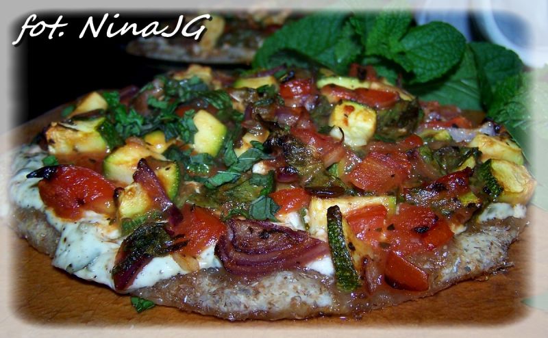 Podpłomyki ze świeżą salsą pomidorową i miętą