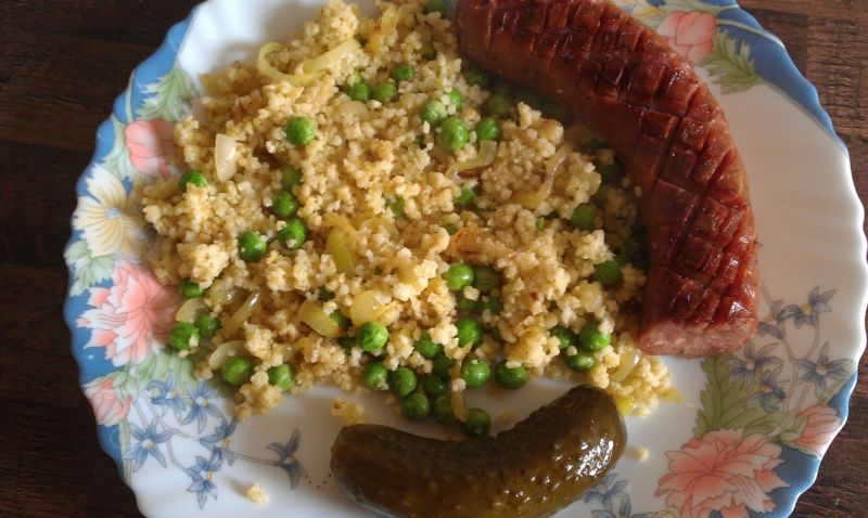 Podsmażana kiełbasa z warzywną jaglanką