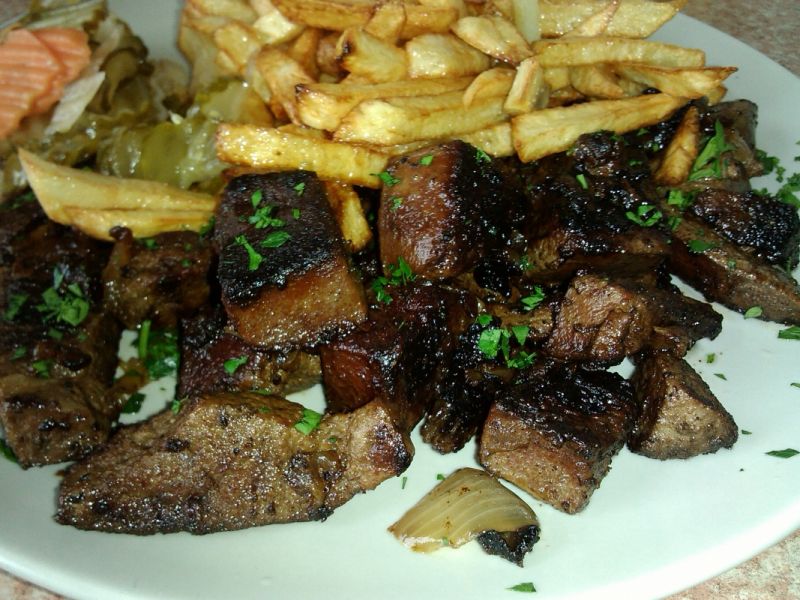 Podsmażana z cebulą wątróbka wieprzowa  Podsmażana z cebulą wątróbka wieprzowa