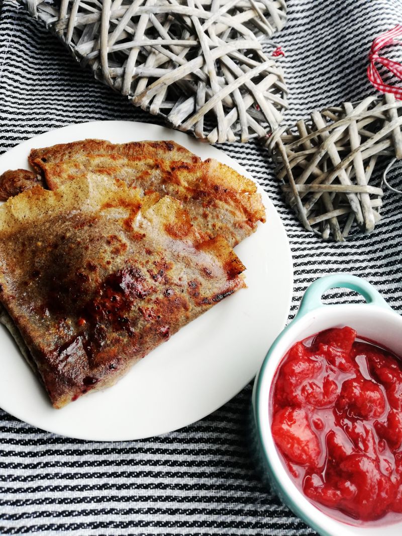 Podsmażane naleśniki z musem truskawkowym Podsmażane naleśniki z musem truskawkowym