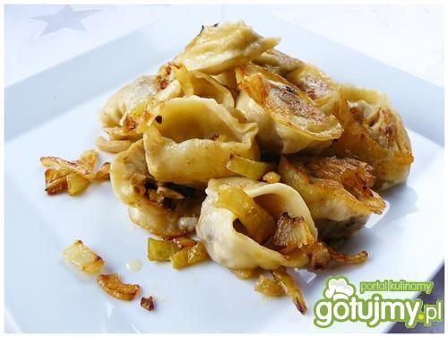 Podsmażane pielmieni z grzybami i cebulk Podsmażane pielmieni z grzybami i cebulk