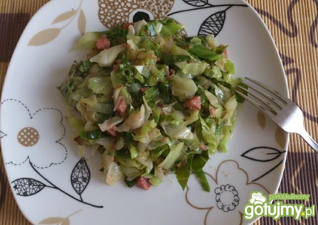 Podsmażona kapustka z kiełbaską 