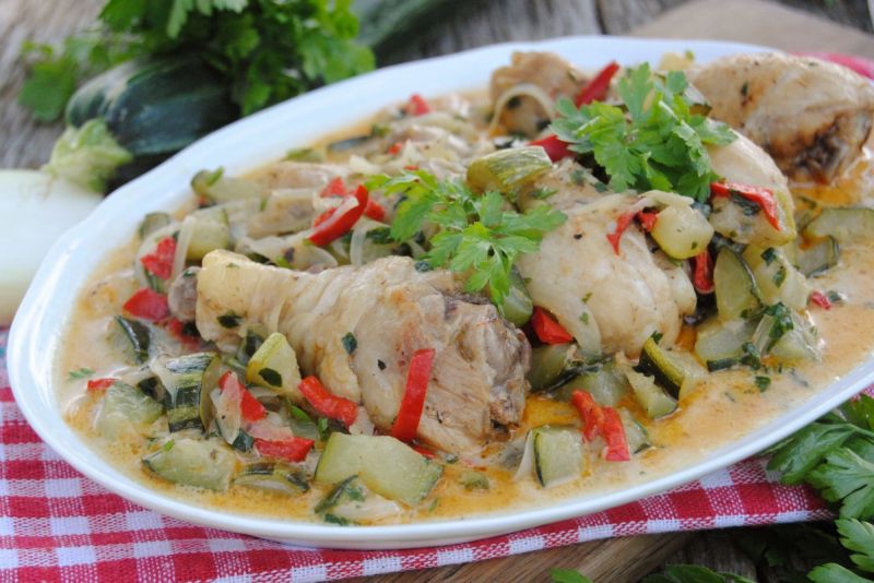 Podudzia drobiowe z cukinią