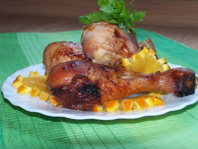 Podudzia z kurczaka w pomarańczach Podudzia z kurczaka w pomarańczach